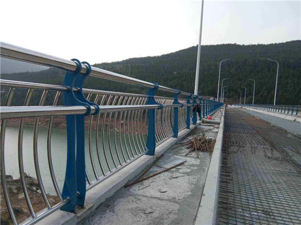 辽阳不锈钢桥梁护栏的特点及其在桥梁安全中的重要作用