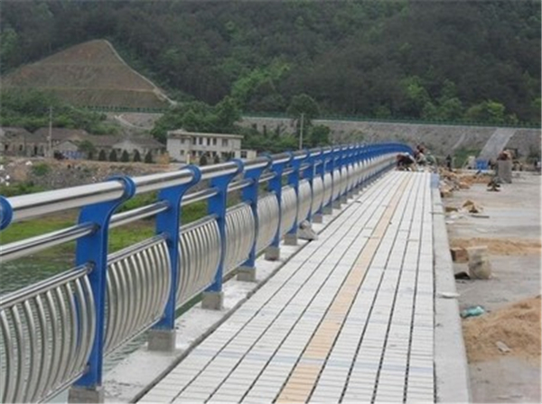 辽阳不锈钢桥梁护栏的特性及其在现代建筑中的应用